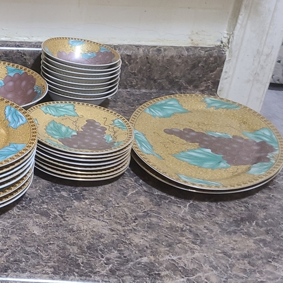 64 piece dinnerware in gold - Picture 1 of 3